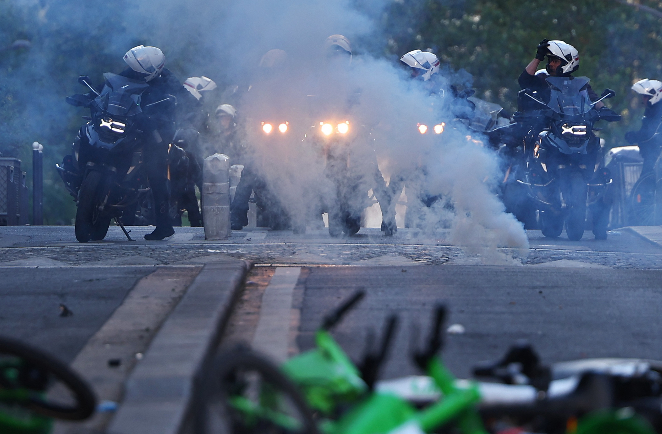 Par&iacute;s amaneci&oacute; con graves destrozos, un fallecido y m&aacute;s de 700 detenidos por los disturbios durante los festejos del PSG