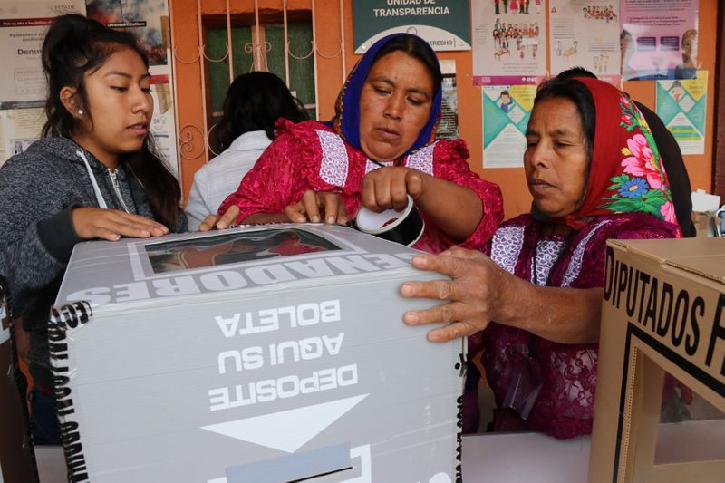 Imagen de archivo. Mujeres preparan urnas en un colegio electoral para las elecciones presidenciales, en San Bartolomé Quialana, en el estado de Oaxaca, México. 1 de julio de 2018. REUTERS / Jorge Luis Plata