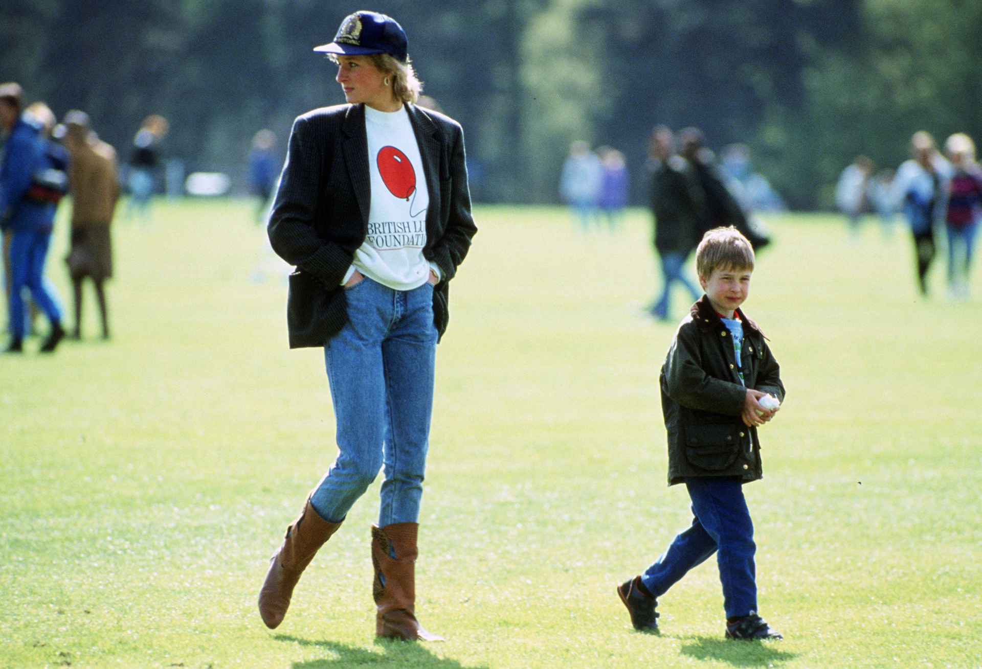  Diana rompía todas las reglas de la forma tradicional de criar a los royals. Los llevaba al colegio y hasta retaba a sus hijos en público (Tim Graham Photo Library via Getty Images)