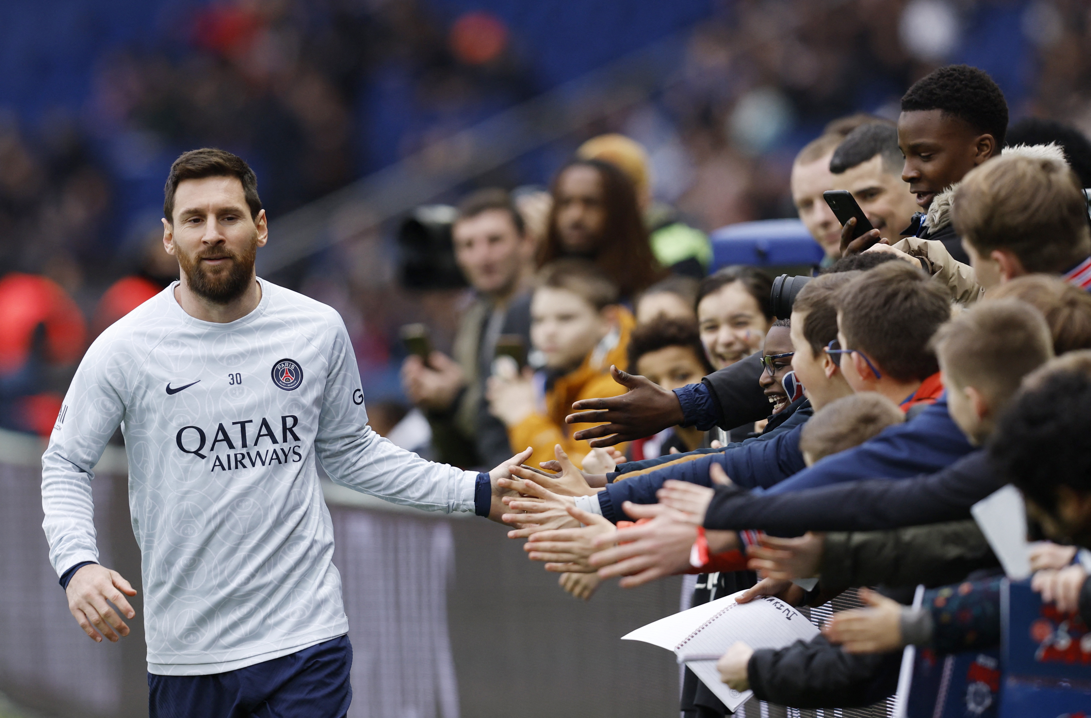 Lionel Messi durante la entrada en calor del último partido del PSG. Foto: REUTERS/Gonzalo Fuentes