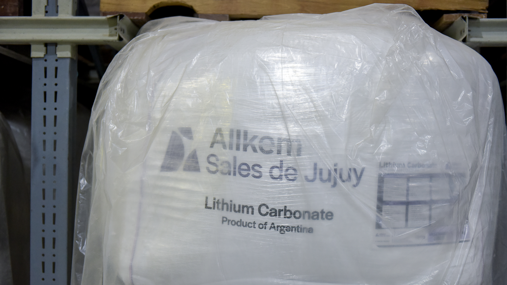 Una bolsa de una tonelada de carbonato de litio lista para ser trasladada