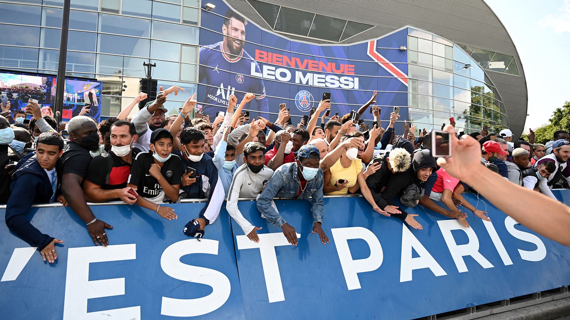 En París, miles de seguidores del PSG quieren comprar la camiseta de Messi (AFP)