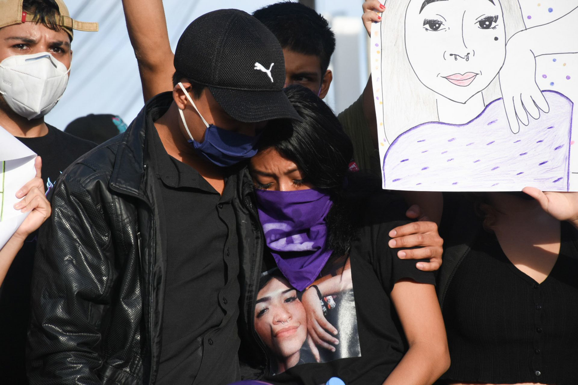 CANCÚN, QUINTANA ROO, 09NOVIEMBRE2020.- Familiares, amigos y mujeres se manifestaron por el feminicidio de Vianca Alejandría, quien estaba desaparecida y el día de ayer apareció su cuerpo, en el municipio de Benito Juárez. Los inconformes se concentraron en las inmediaciones de la fiscalía del estado, ahí rompieron y quemaron inmobiliario de la dependencia para exigir justicia. FOTO: ELIZABETH RUIZ/CUARTOSCURO.COM