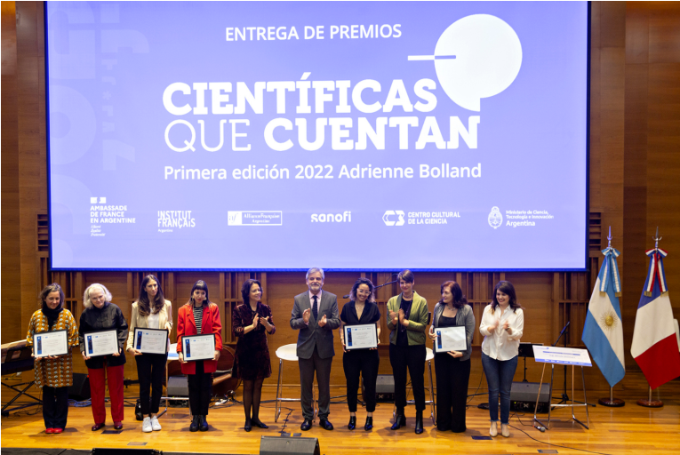 La primera edición 2022 del galardón Científicas que Cuentan: Las ganadoras posan junto a las autoridades de los organismos creadores del premio