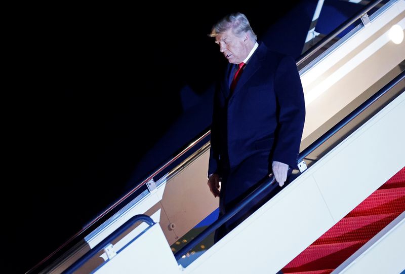 El presidente de Estados Unidos, Donald Trump, desembarca del Air Force One en la base conjunta Andrews en Maryland, después de visitar el muro fronterizo entre Estados Unidos y México, Harlingen, EEUU, 12 enero 2021 (REUTERS/Carlos Barria)