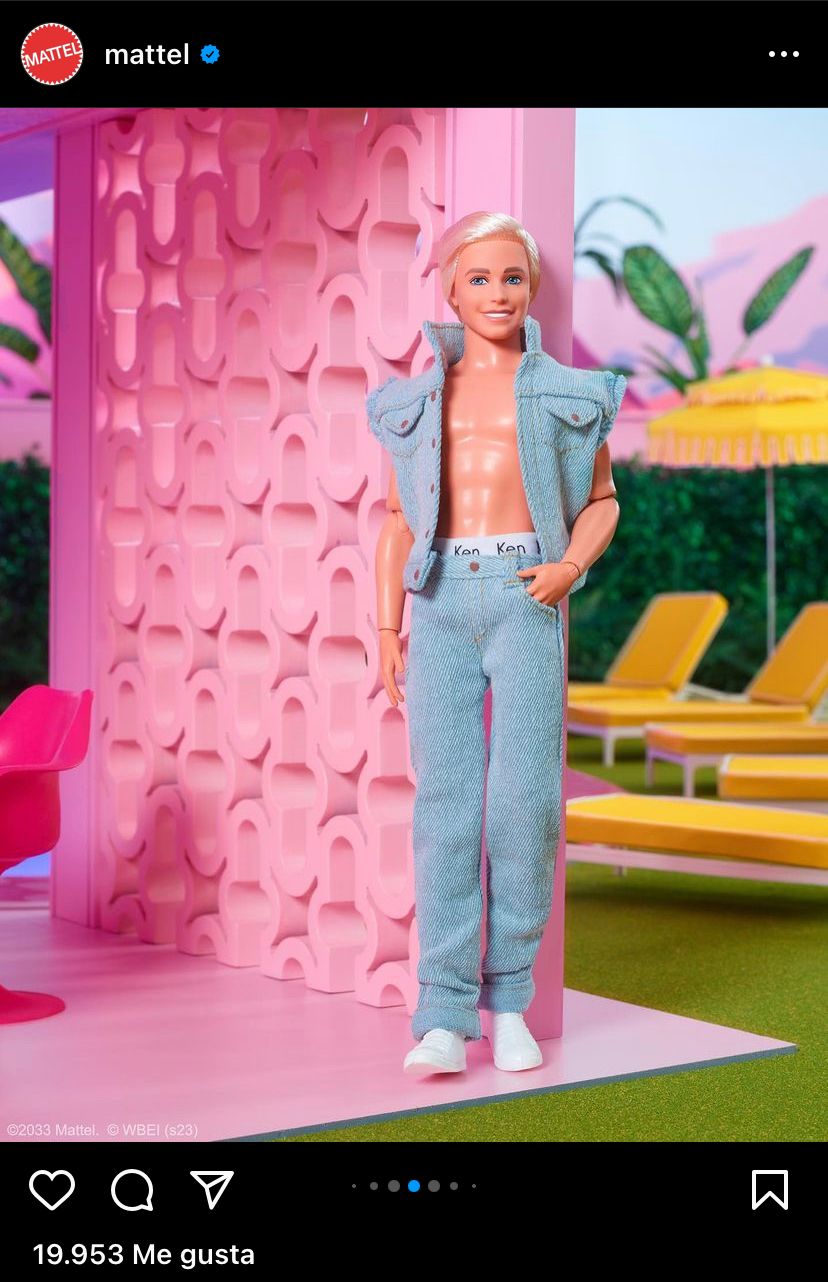 Este lanzamiento del Ken inspirado en Ryan Gosling, tiene dos versiones. La primera con su atuendo de playa y esta, con el look en el que se sus boxers llevan bordado su nombre. @mattel/Instagram