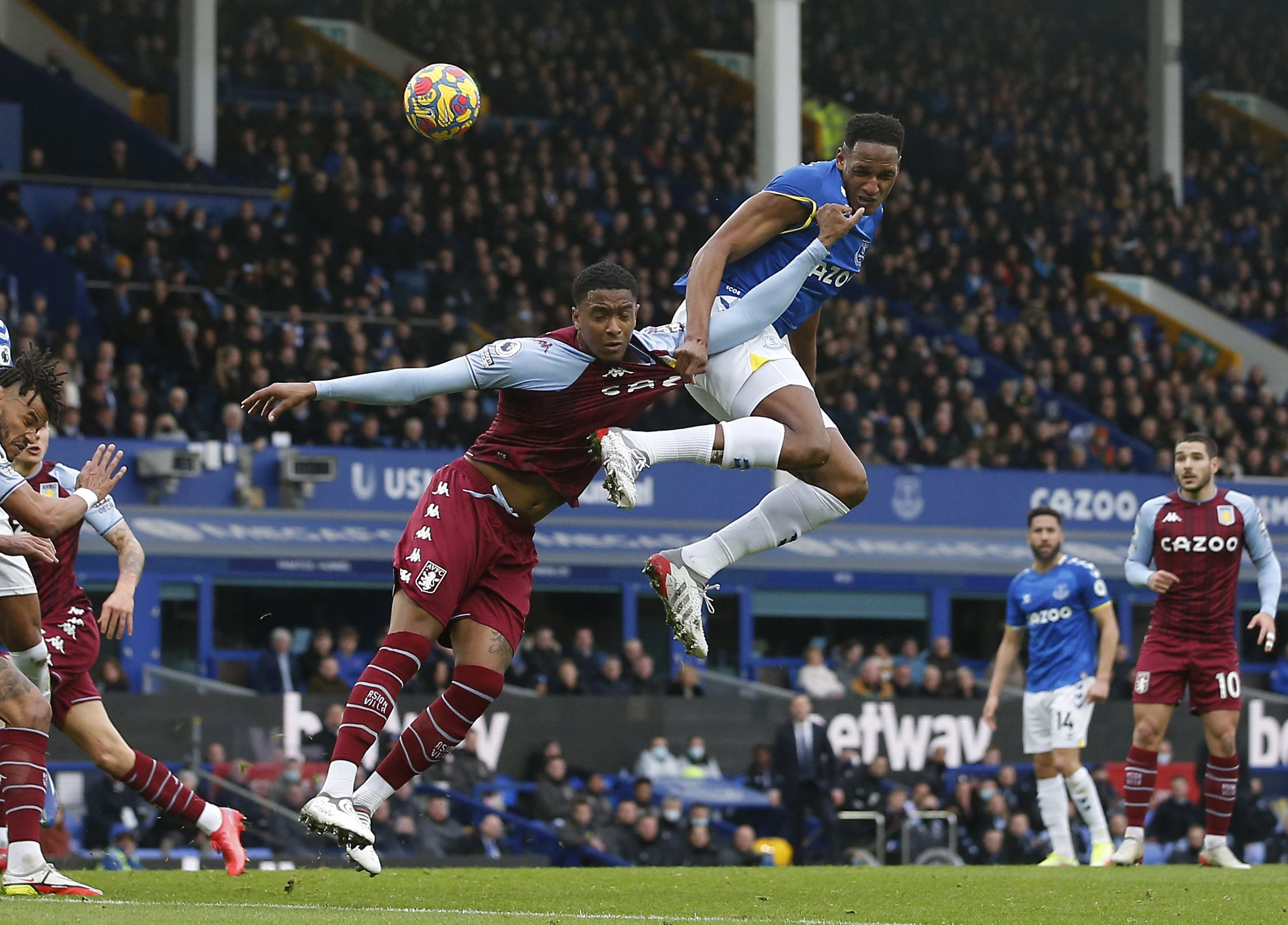 Soccer Football - Premier League - Everton v Aston Villa - Goodison Park, Liverpool, Britain - January 22, 2022 Everton's Yerry Mina heads at goal REUTERS/Craig Brough EDITORIAL USE ONLY. No use with unauthorized audio, video, data, fixture lists, club/league logos or 'live' services. Online in-match use limited to 75 images, no video emulation. No use in betting, games or single club /league/player publications. Please contact your account representative for further details.