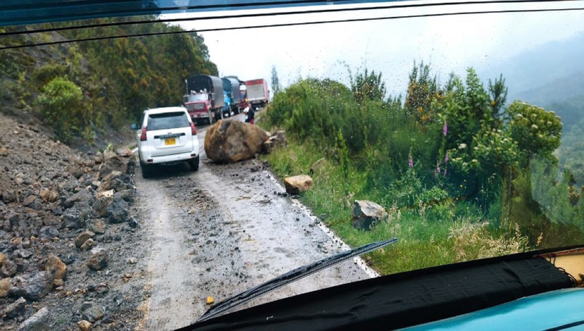 Derrumbe de piedras afectan la movilidad en la vía que conduce de Bogotá a Choachí