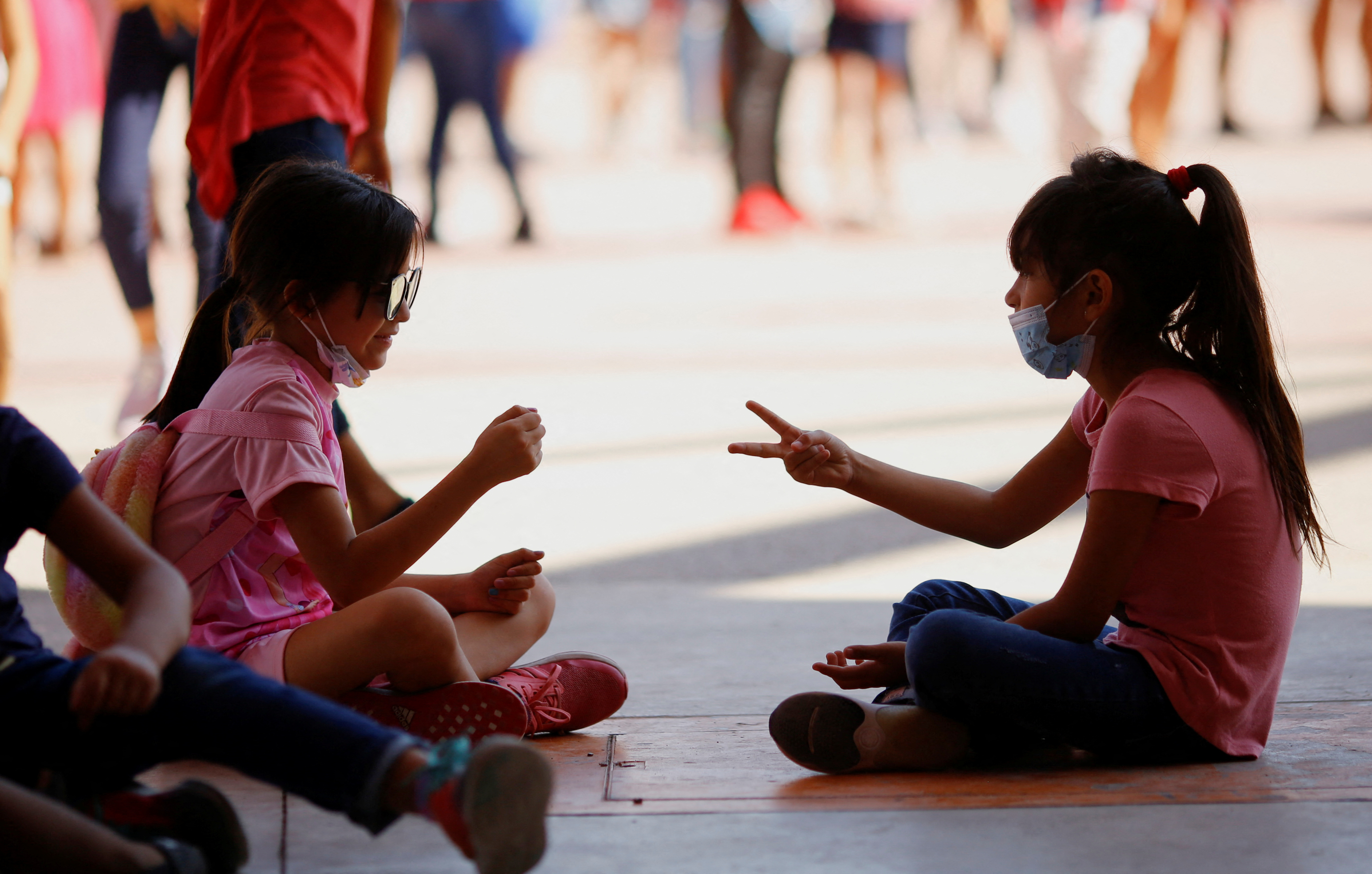 Las niñas juegan mientras esperan recibir una dosis de la vacuna pediátrica contra el COVID-19 en Cd. Juárez (Foto: Reuters)
