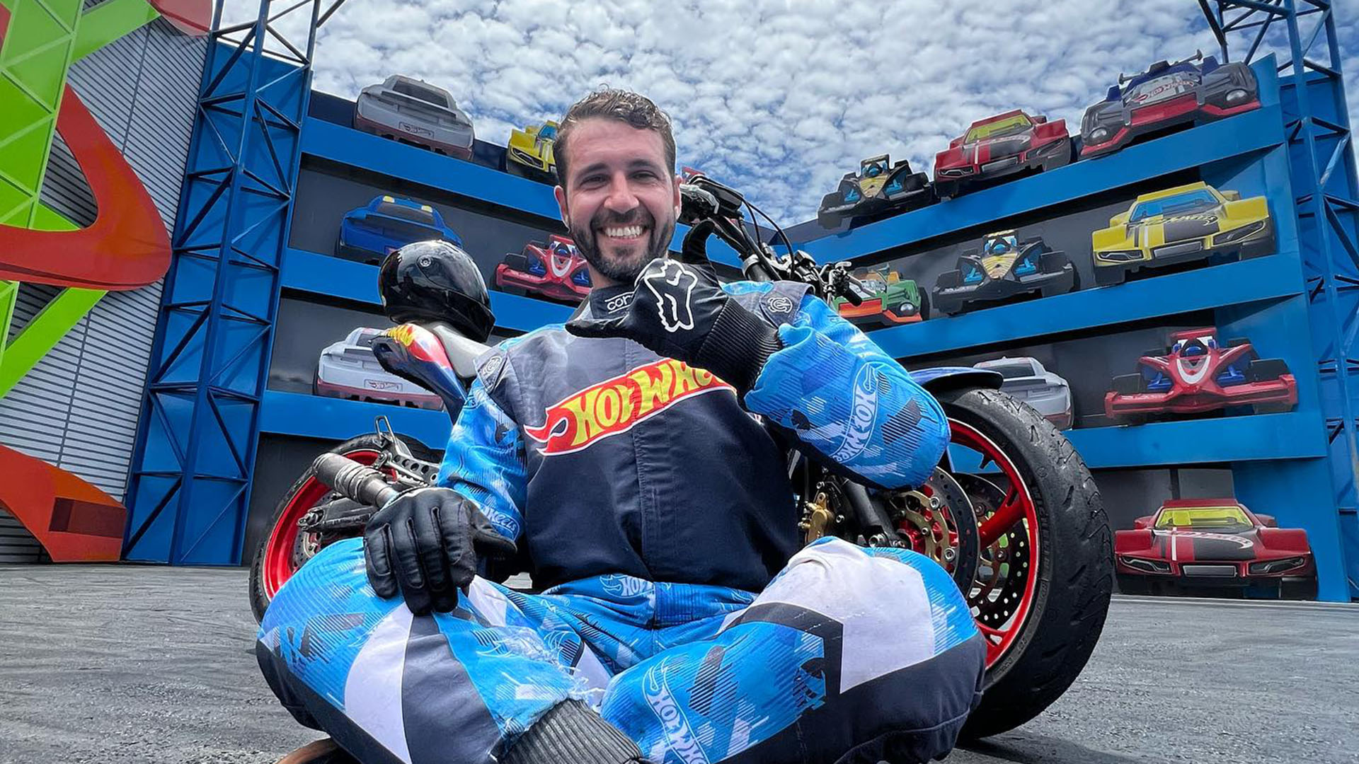 Tragedia en el motociclismo: murió un piloto en un show de acrobacias tras impactar contra una rampa 