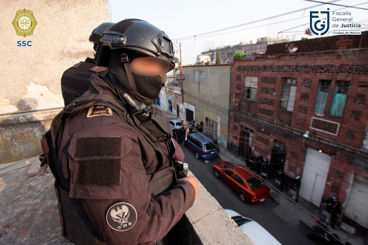 Un agente de la FGJ-CDMX vigila desde una azotea una avenida de la colonia Morelos (Foto: Fiscalía General de Justicia de la CDMX)