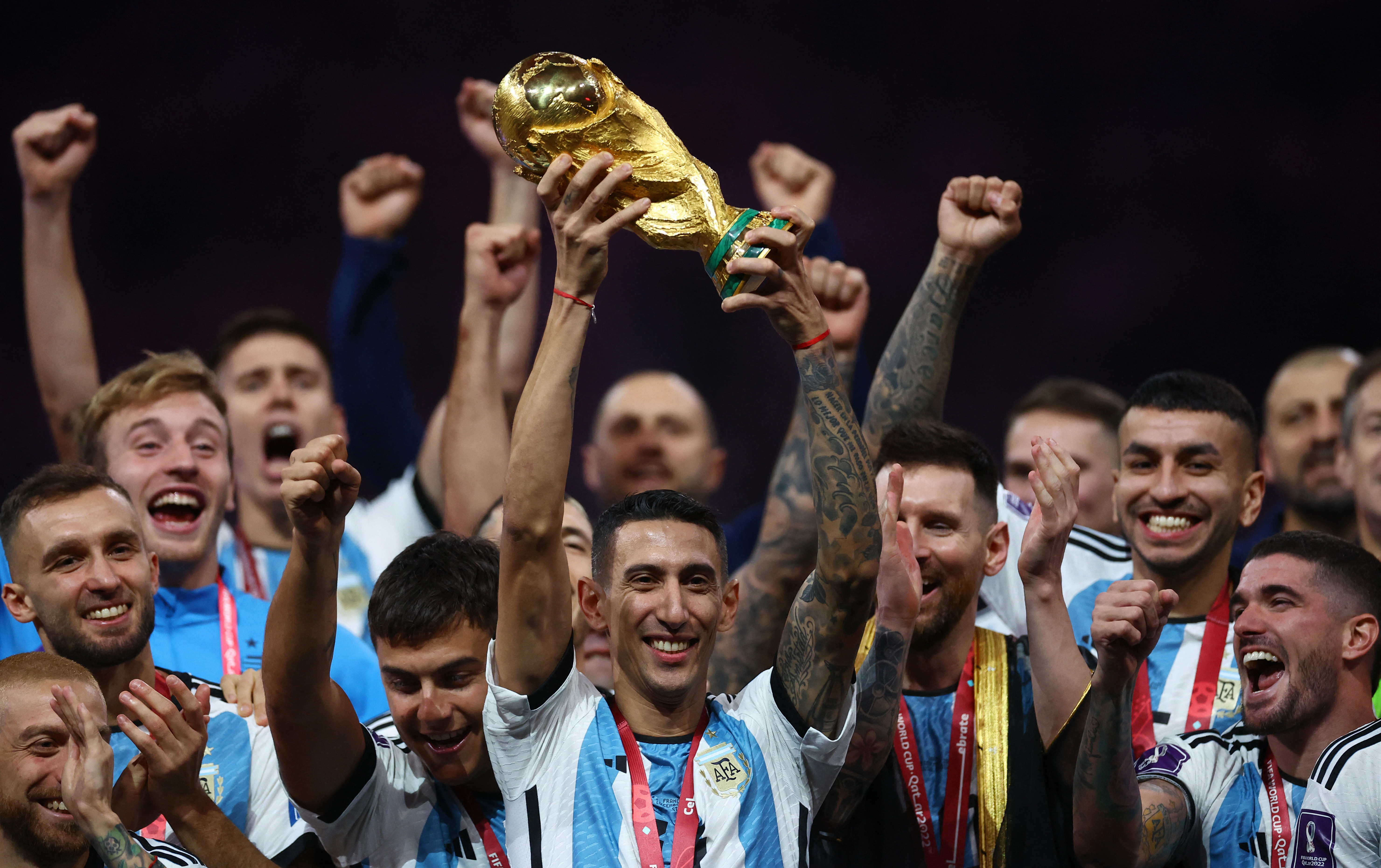 Di María y la Copa más preciada en sus manos (REUTERS/Kai Pfaffenbach)