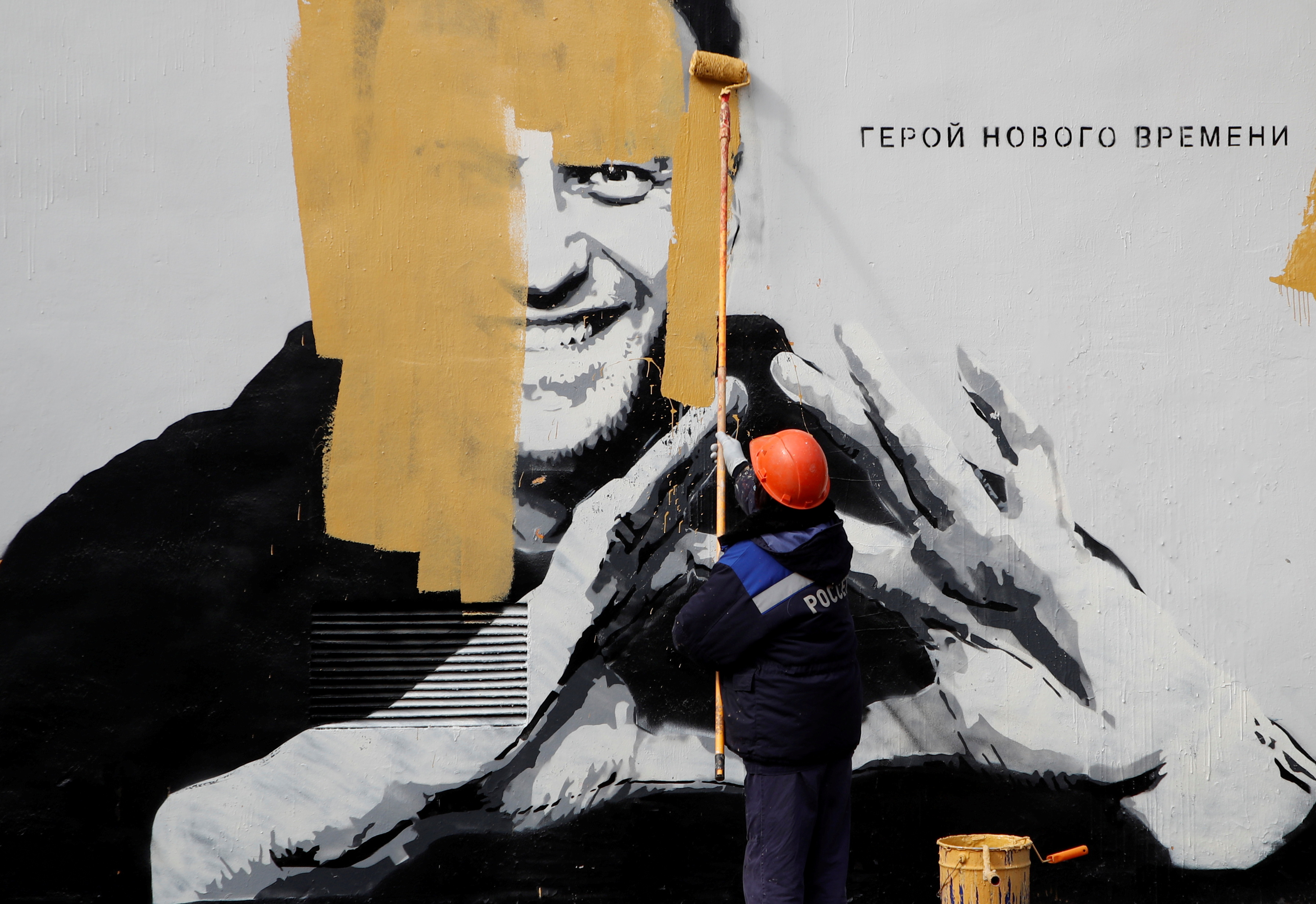 Un trabajador tapando un graffiti con la imagen del opositor Alexei Navalny (Foto: REUTERS/Anton Vaganov)
