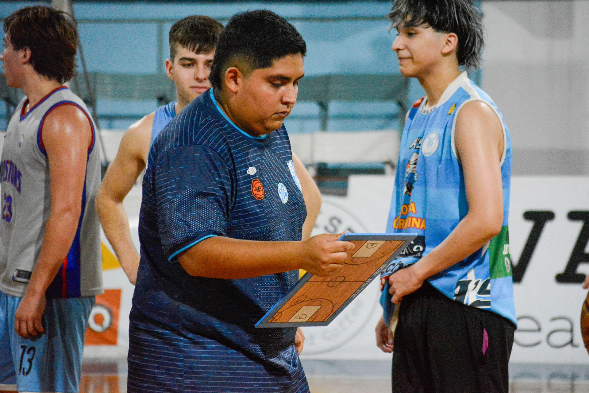 De trabajar como cajero en M&eacute;xico a convertirse en el DT m&aacute;s joven del b&aacute;squet argentino con 22 a&ntilde;os: "La mejor decisi&oacute;n que tom&eacute;"