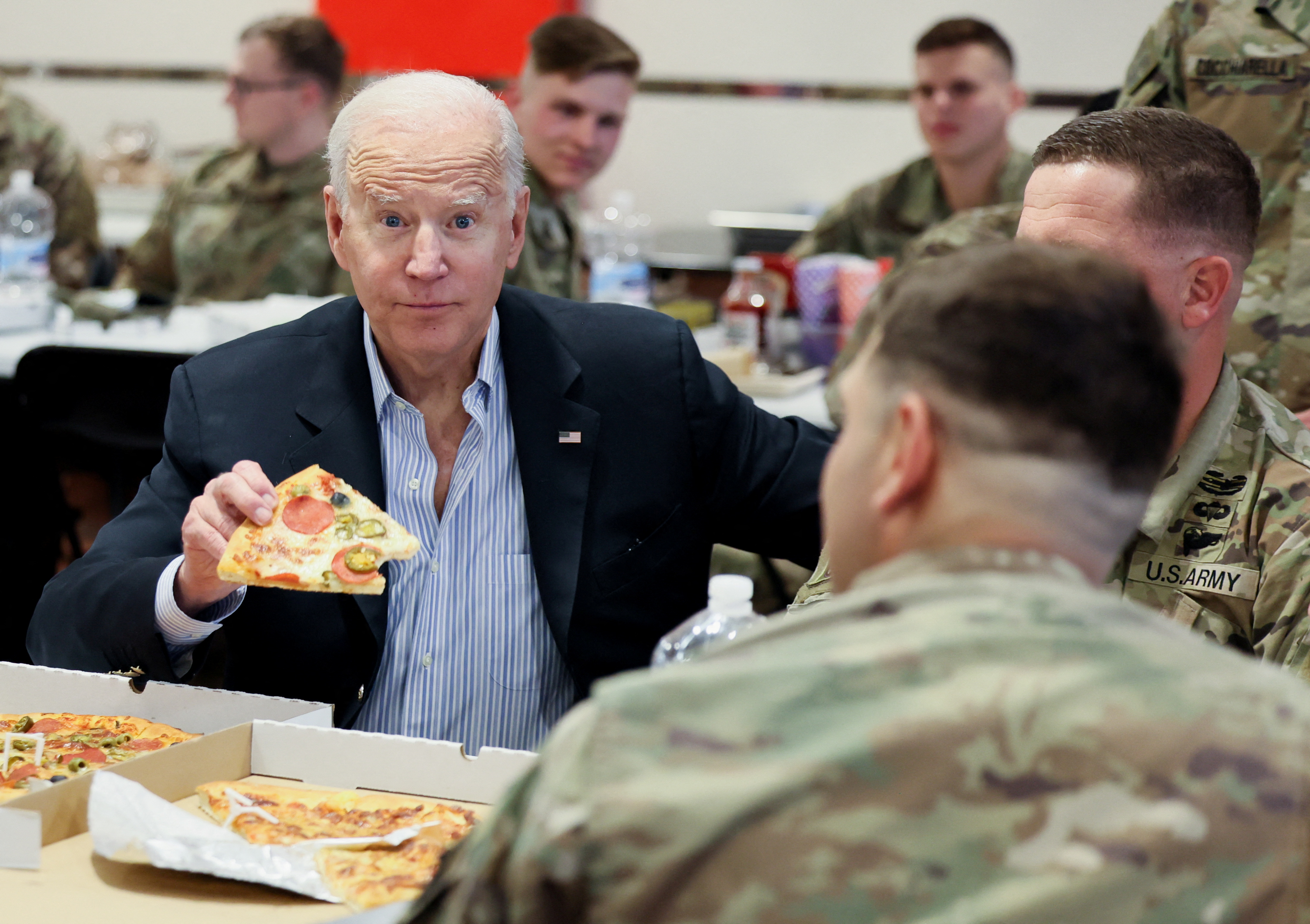 Joe Biden compartiendo una comida con los soldados (REUTERS/Evelyn Hockstein)