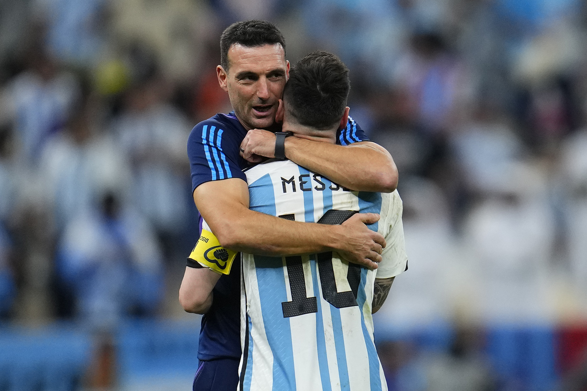 El abrazo entre Messi y Scaloni (AP Photo/Natacha Pisarenko)