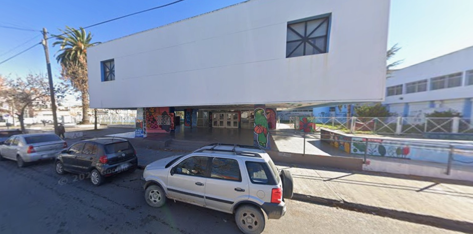 Un adolescente de 15 a&ntilde;os apu&ntilde;al&oacute; a otro a la salida del colegio por salir con su pareja