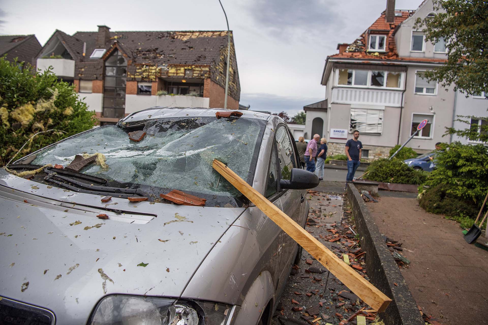 Un automóvil dañado tras el tornado en Paderborn, Alemania (Lino Mirgeler/dpa via AP)