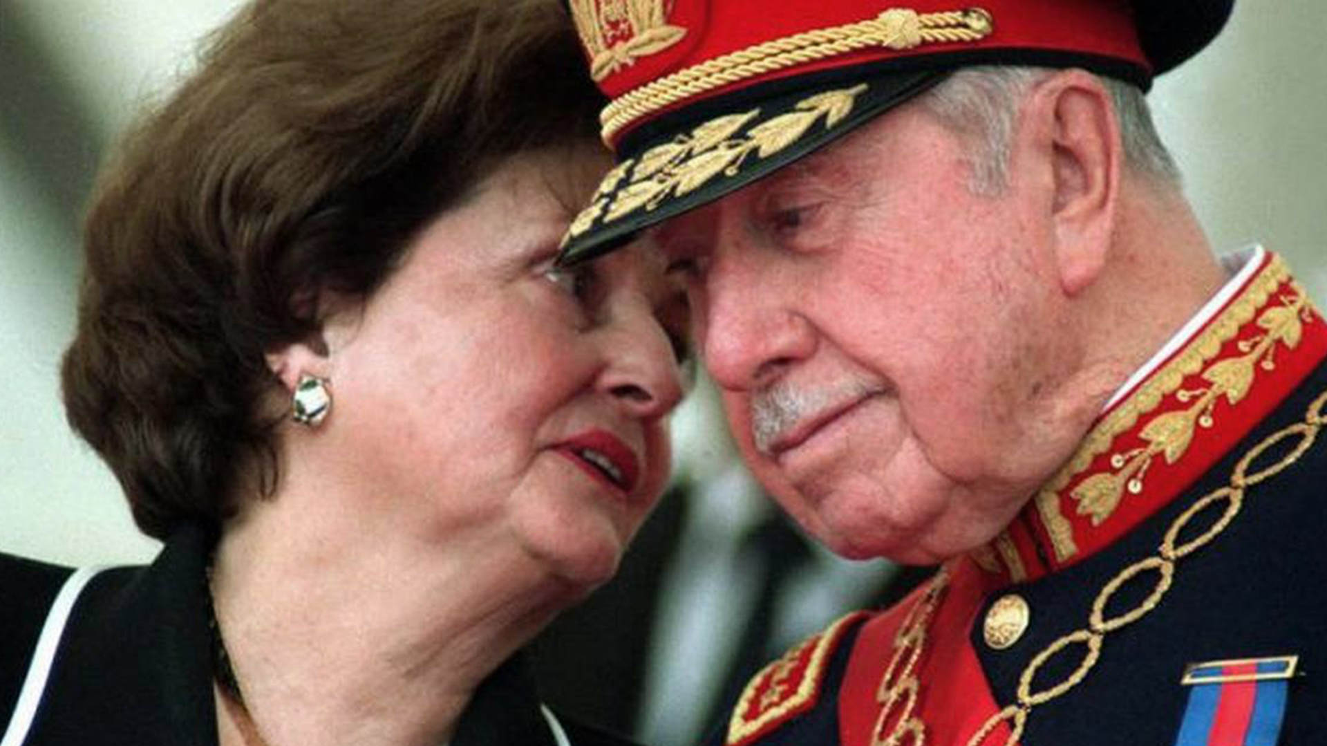 Augusto Pinochet junto a su esposa, Lucía Hiriart (EFE)