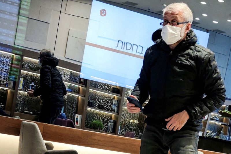 El oligarca ruso Roman Abramovich en una sala VIP antes de que un avión vinculado a él despegue hacia Estambul desde el aeropuerto internacional Ben Gurion en Lod, cerca de Tel Aviv, Israel, el 14 de marzo de 2022. REUTERS/Stringer