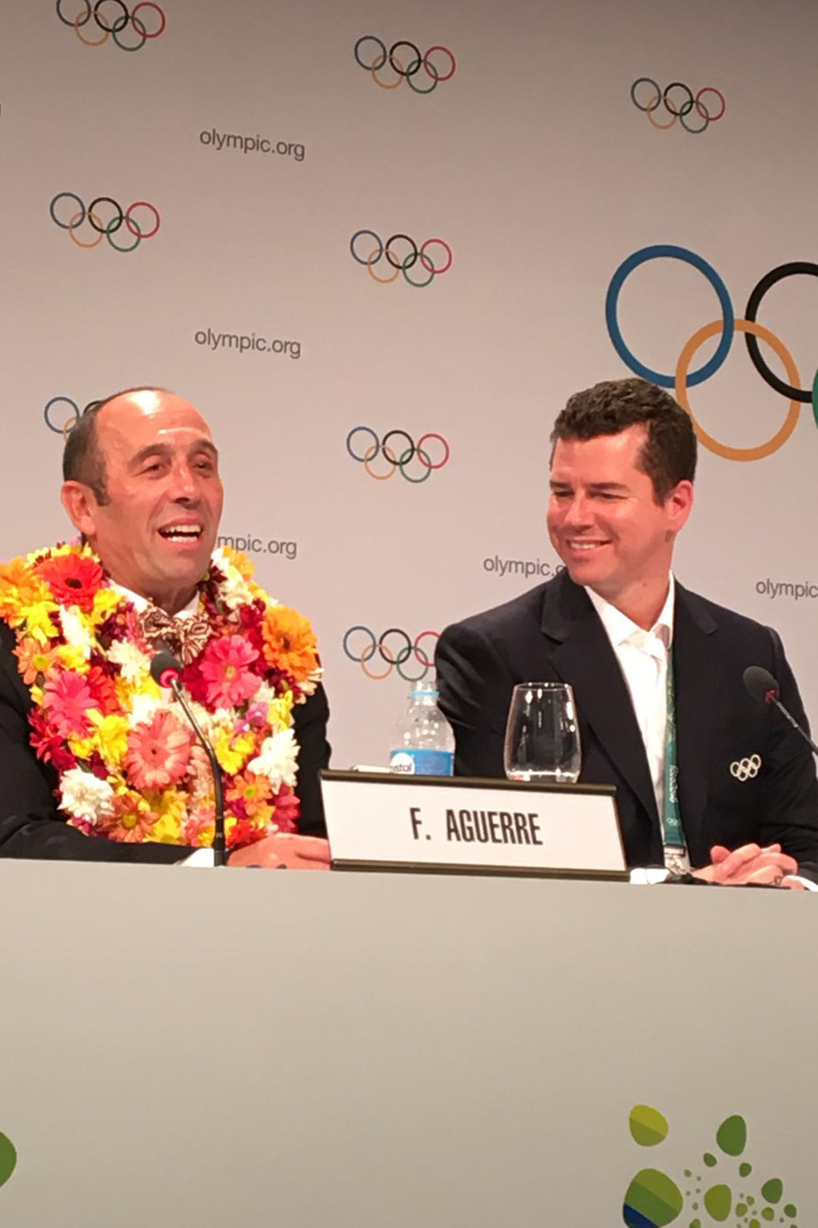 Fernando en una asambla del Comité Olímpico Internacional con collares de flores: a donde va lleva consigo la cultura del surf