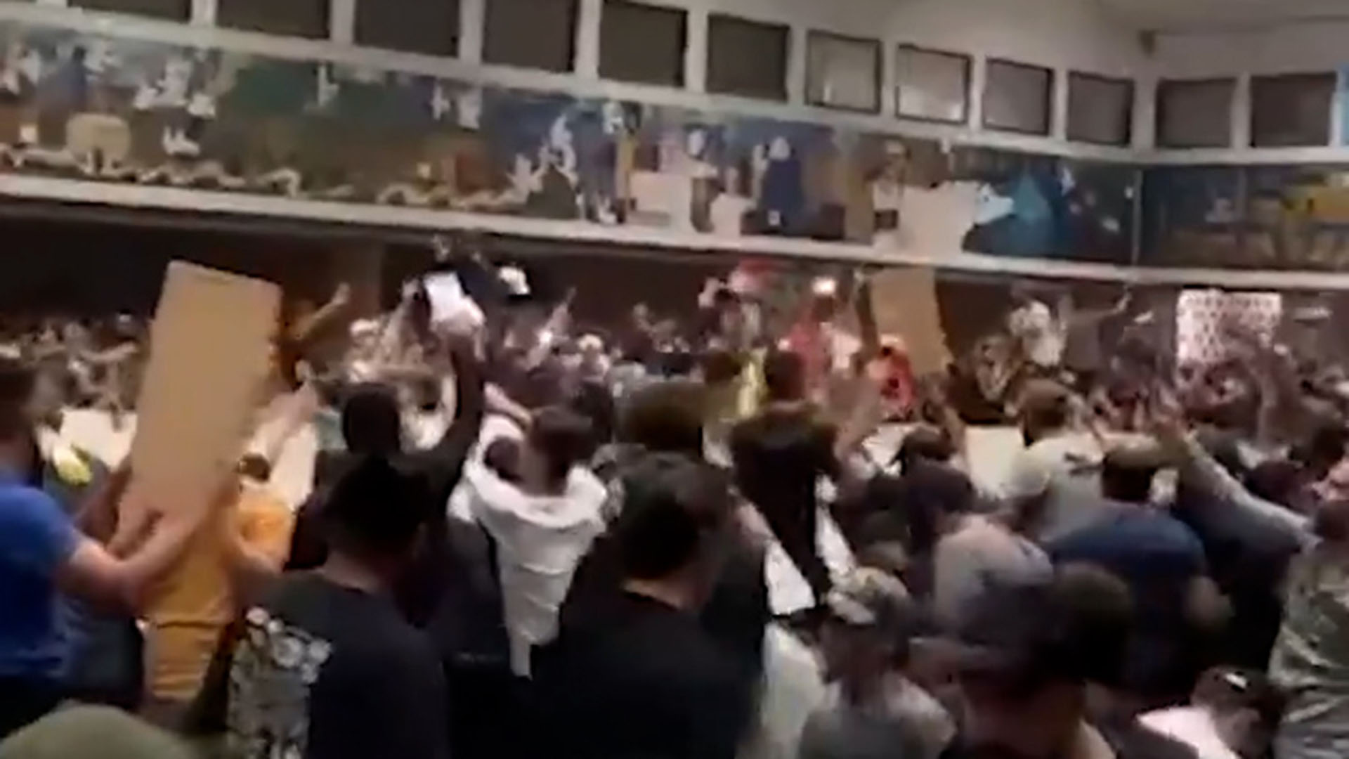 Los manifestantes en el Parlamento iraquí 