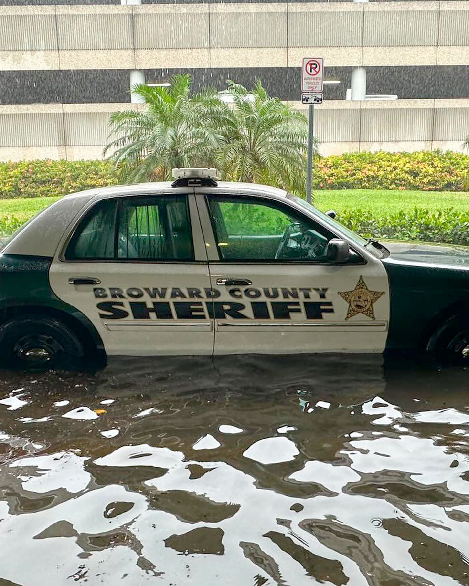 La Oficina del Sheriff de Broward ayudó en los rescates respondiendo a 300 llamadas. (@onlyinbroward)