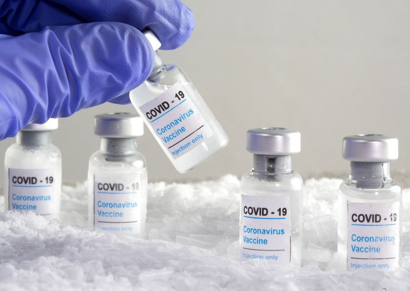 La ciencia logró desarrollar varias vacunas efectivas contra COVID-19 en menos de un año - REUTERS/Dado Ruvic/Illustration