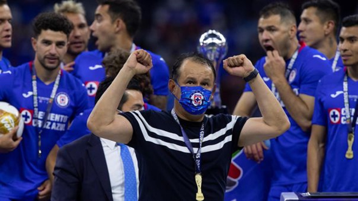 Juan Reynoso consiguió la novena estrella con Cruz Azul (Foto: EFE)
