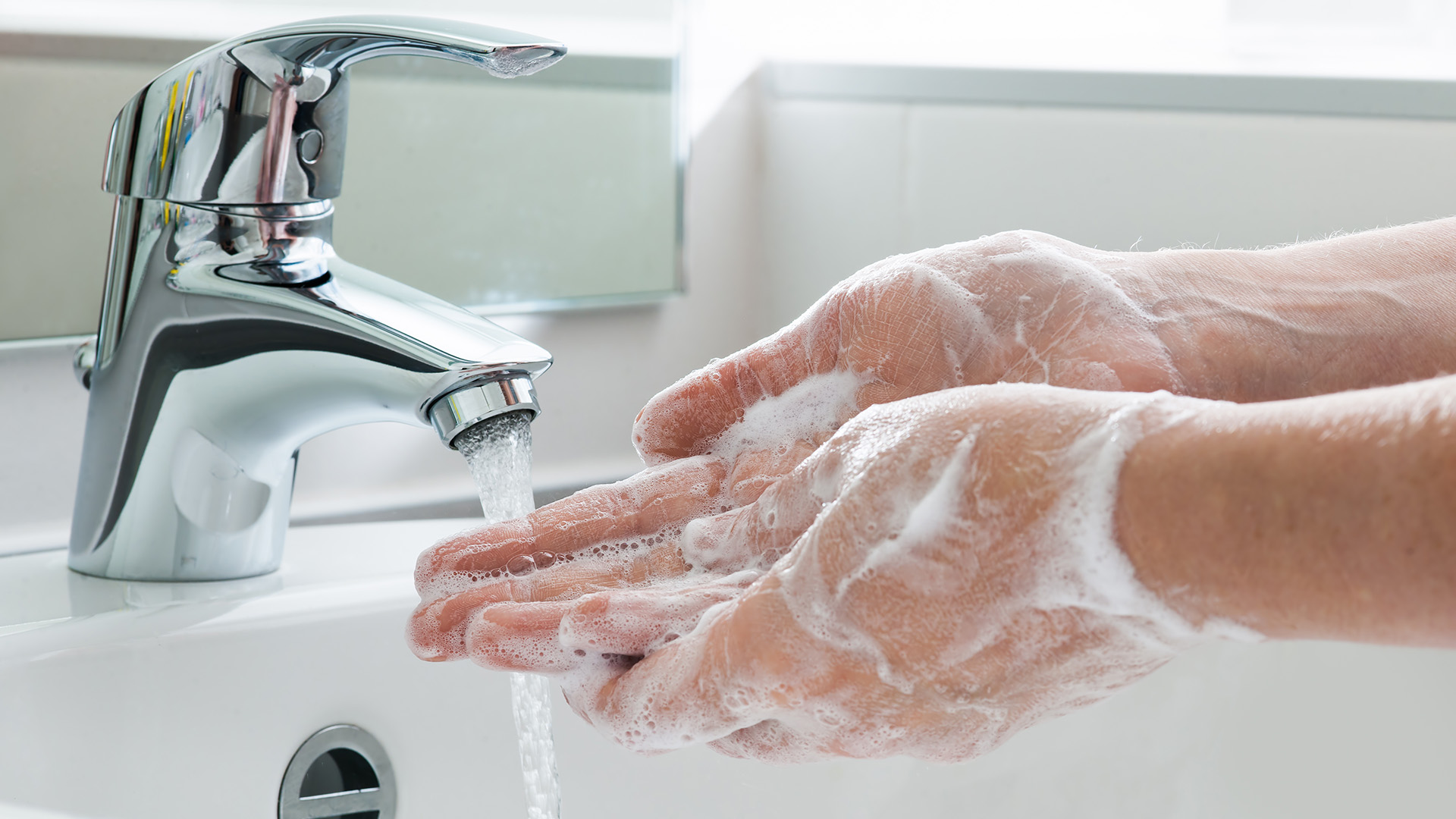 Lavarse las manos frecuentemente con agua y jabón
(Getty Images)