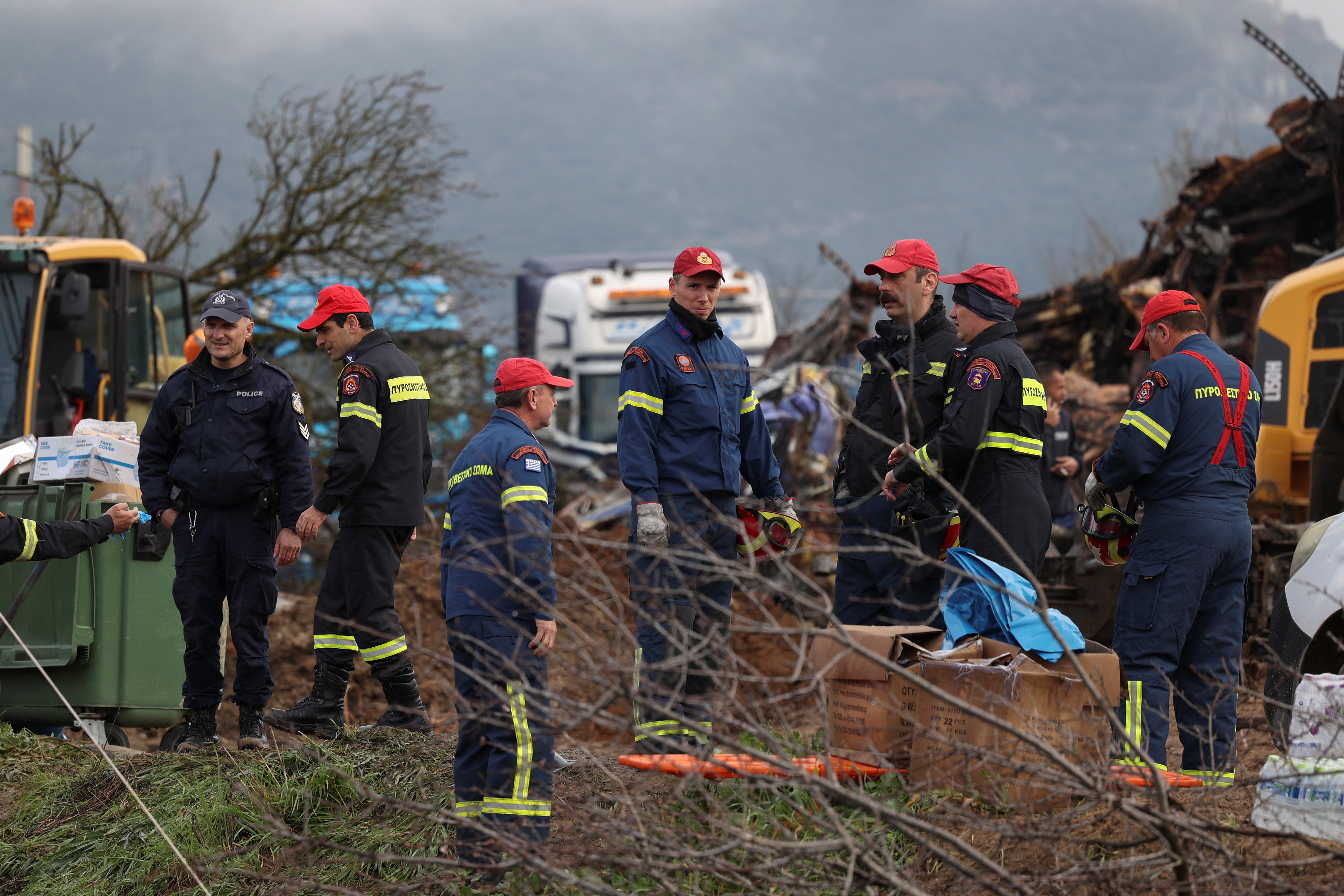 Rescatistas en el lugar del accidente, cerca de la ciudad de Larissa, Grecia, 3 de marzo de 2023. REUTERS/Alexandros Avramidis/Archivo