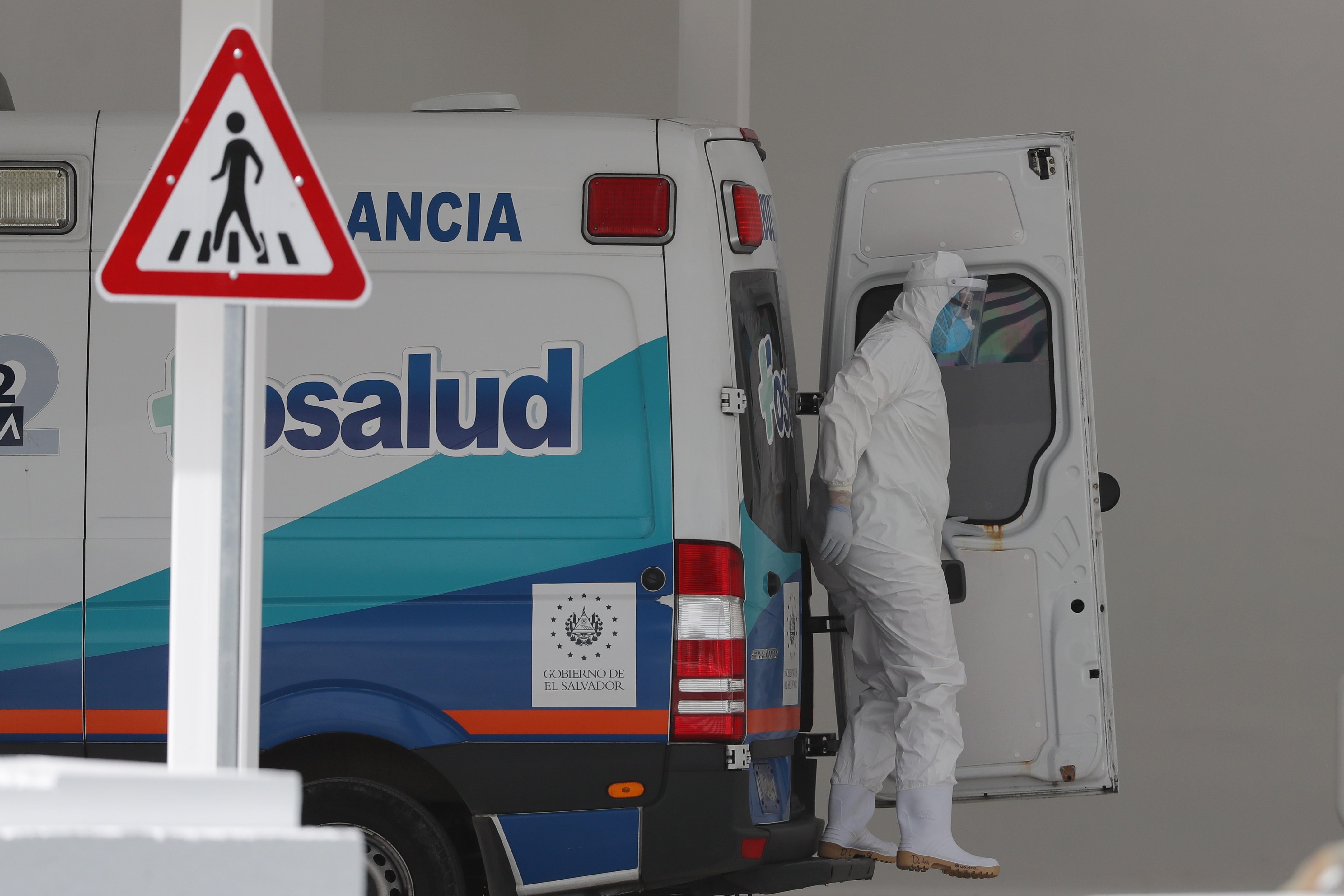 La Superintendencia de Salud informó que las obras sociales y prepagas deberán cubrir la totalidad de los tratamientos que requieran los pacientes con casos sospechosos o confirmados de haber contraído la enfermedad (Efe/Rodigo Sura/Archivo)