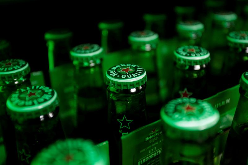 FILE PHOTO: Bottles of Heineken beer at a bar in Monterrey, Mexico, June 20, 2017 (Photo: REUTERS/Daniel Becerril)