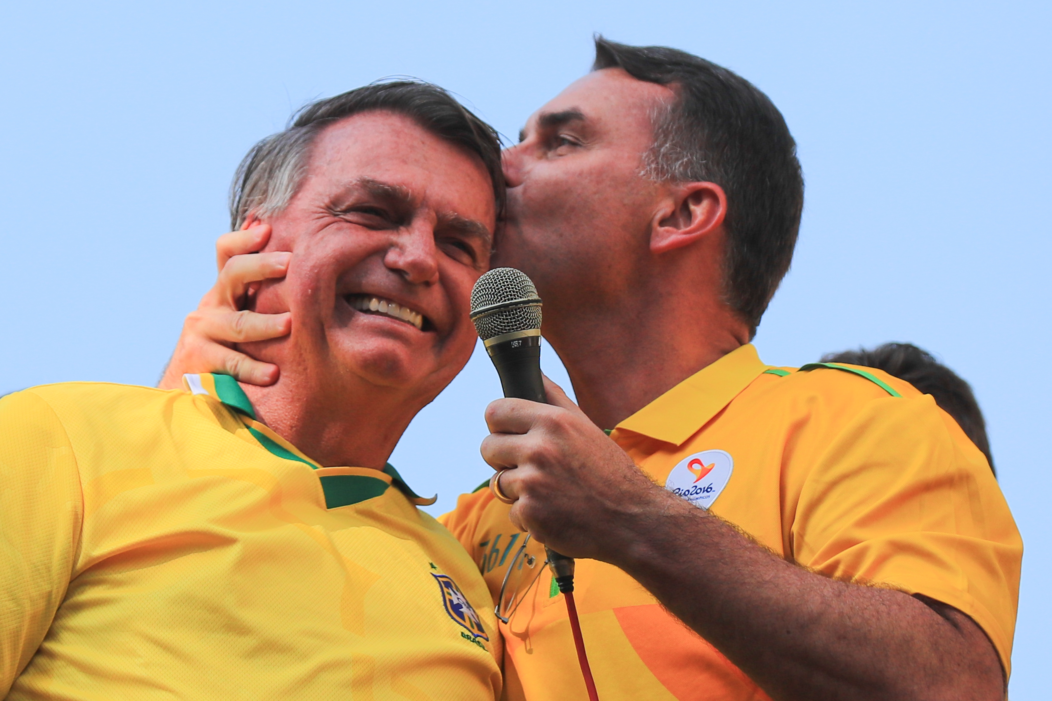 Jair Bolsonaro pidió a la Corte Suprema de Brasil que le permita recibir a su hijo Flávio antes del balotaje
