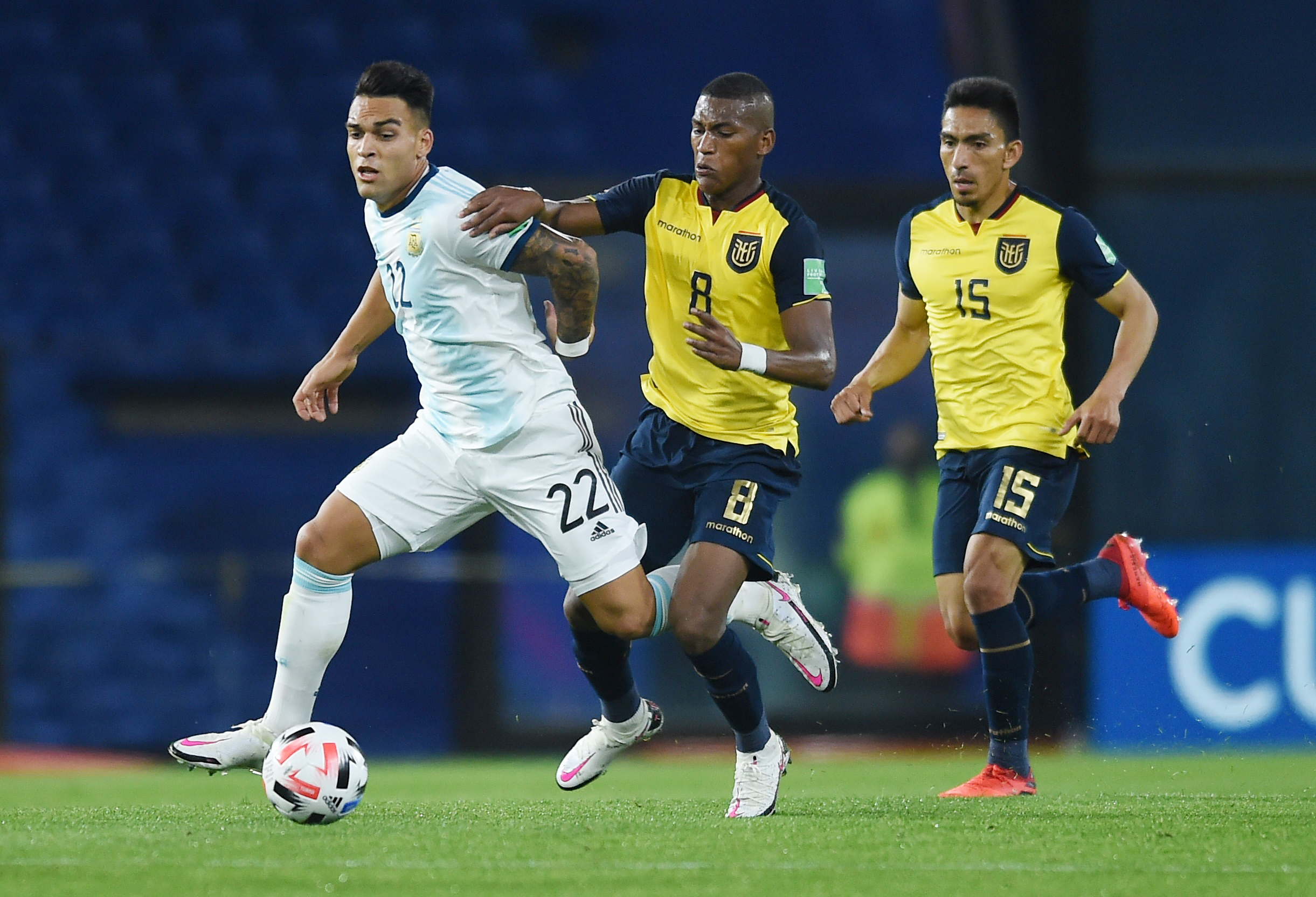 Lautaro Martínez lucha contra Gruezo y Mena. No le quedaron pelotas limpias para definir