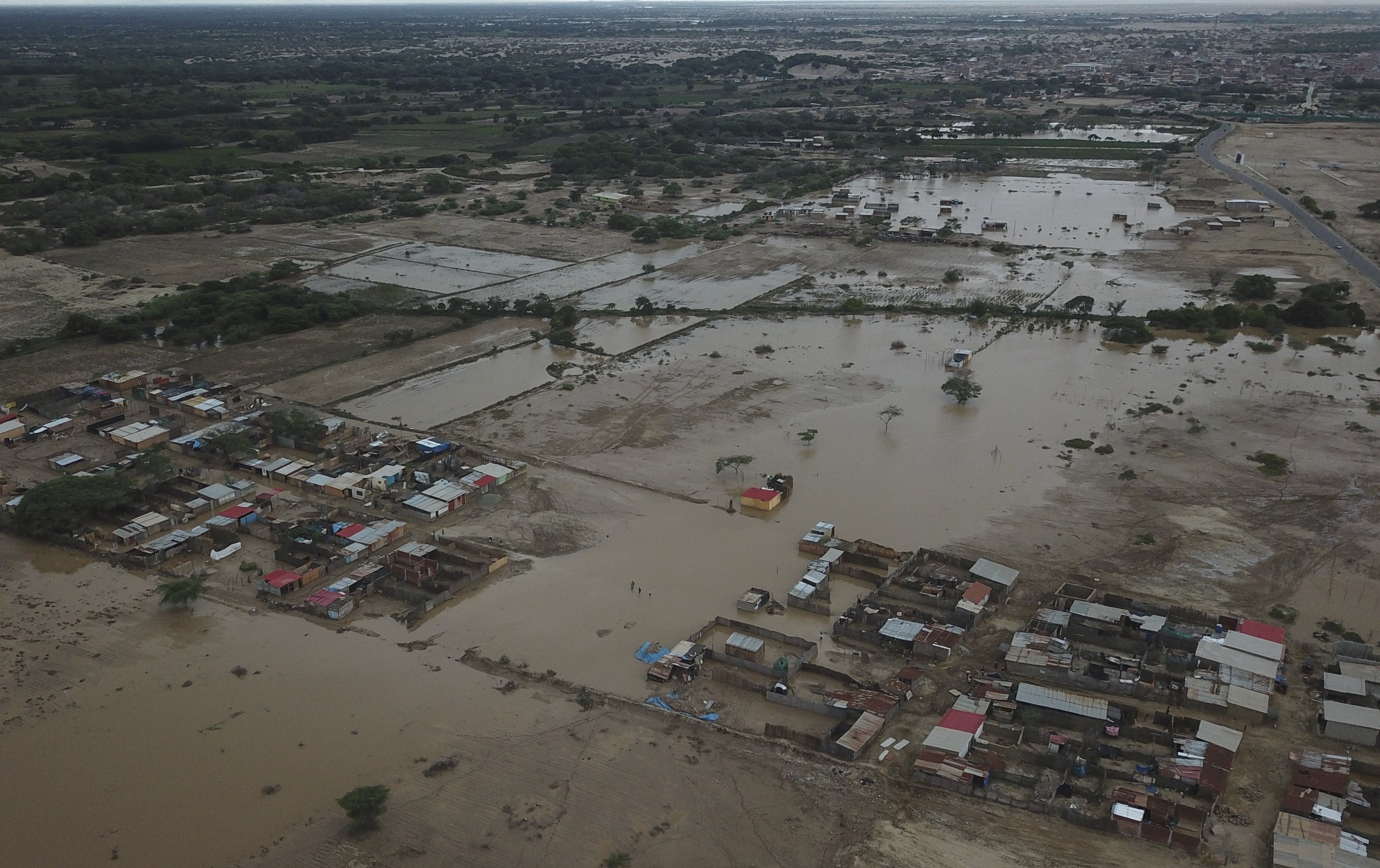 Un barrio queda inundado por las fuertes lluvias del ciclón Yaku, en Chiclayo, Perú, el domingo 12 de marzo de 2023. (AP Foto/Aldair Mejía)