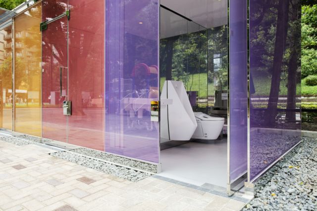 ¿De qué manera podría un cubículo con paredes de vidrio translúcido estimular a que la gente use un baño público? (Satoshi Nagare/tokyotoilet.jp)