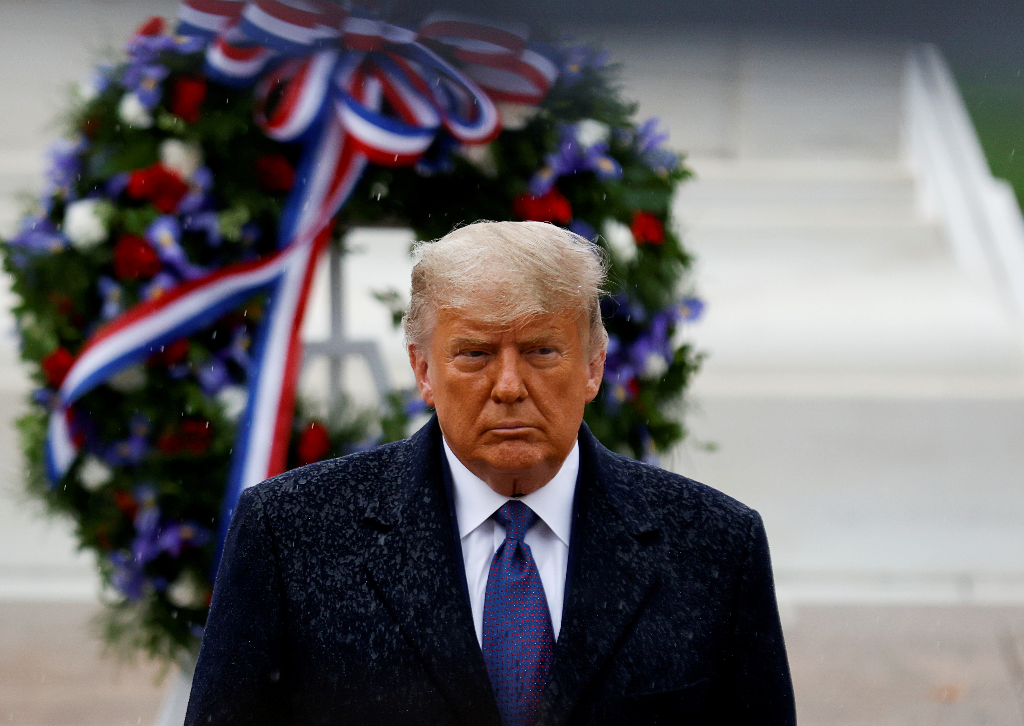 Donald Trump se da vuelta después de colocar una corona en la Tumba del Soldado Desconocido por el Día de los Veteranos en Arlington, Virginia, el 11 de noviembre de 2020 (REUTERS/Carlos Barria/Foto de archivo)