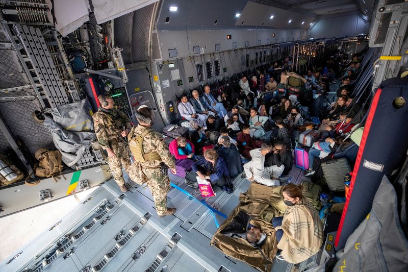 Evacuados desde Afganistán llegan en un Airbus A400 de la Luftwaffe a Taskent, Uzbekistán, 17 agosto 2021.
Marc Tessensohn/Twitter @Bw_Einsatz/Entregada vía REUTERS