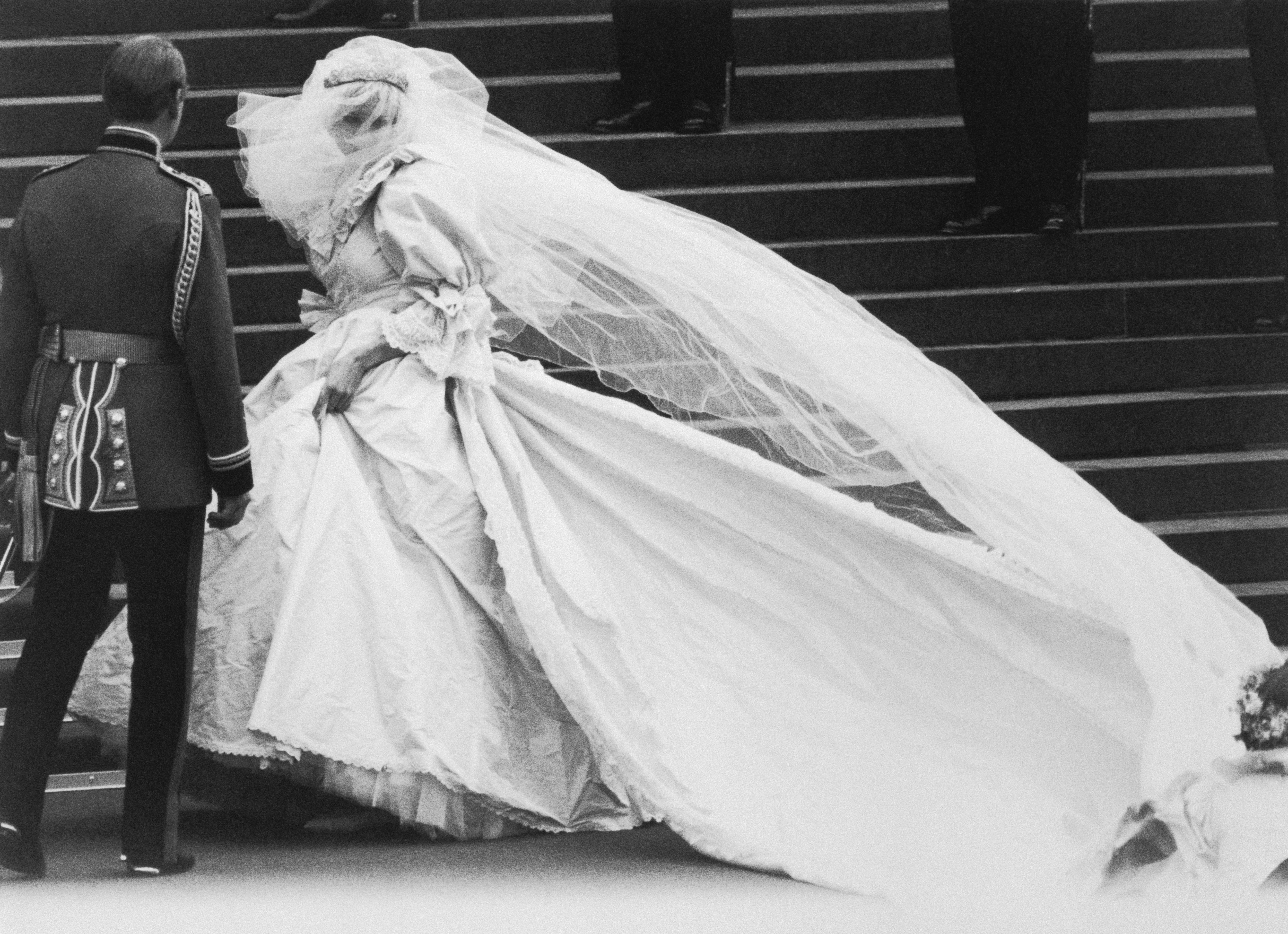 En las escaleras de la Catedral de San Pablo: Diana Spencer en el día de su boda con el príncipe Carlos