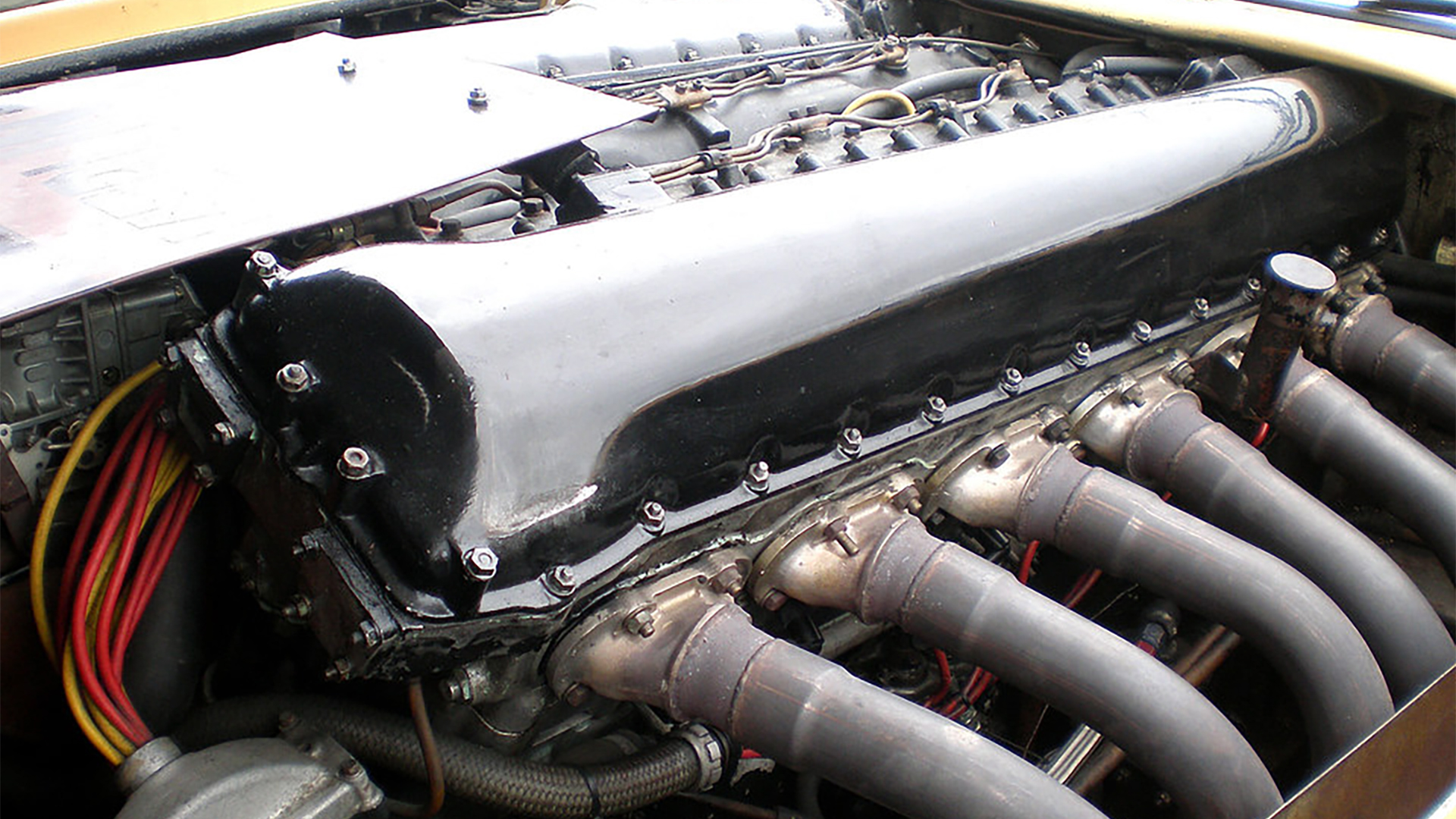 Los seis cilindros de cada bloque y las dimensiones del motor, eran fuera de lo común. Se trataba del mismo block del Spitfire de la Segunda Guerra Mundial