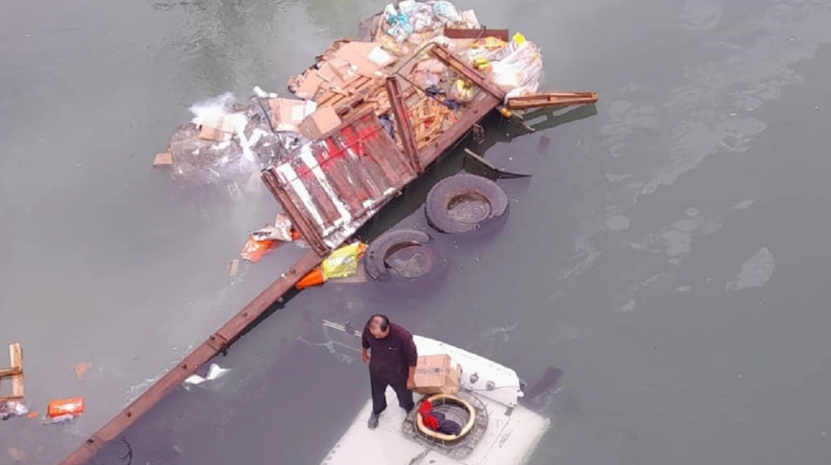 Un camión con mercadería cayó al río Neuquén desde el Tercer Puente