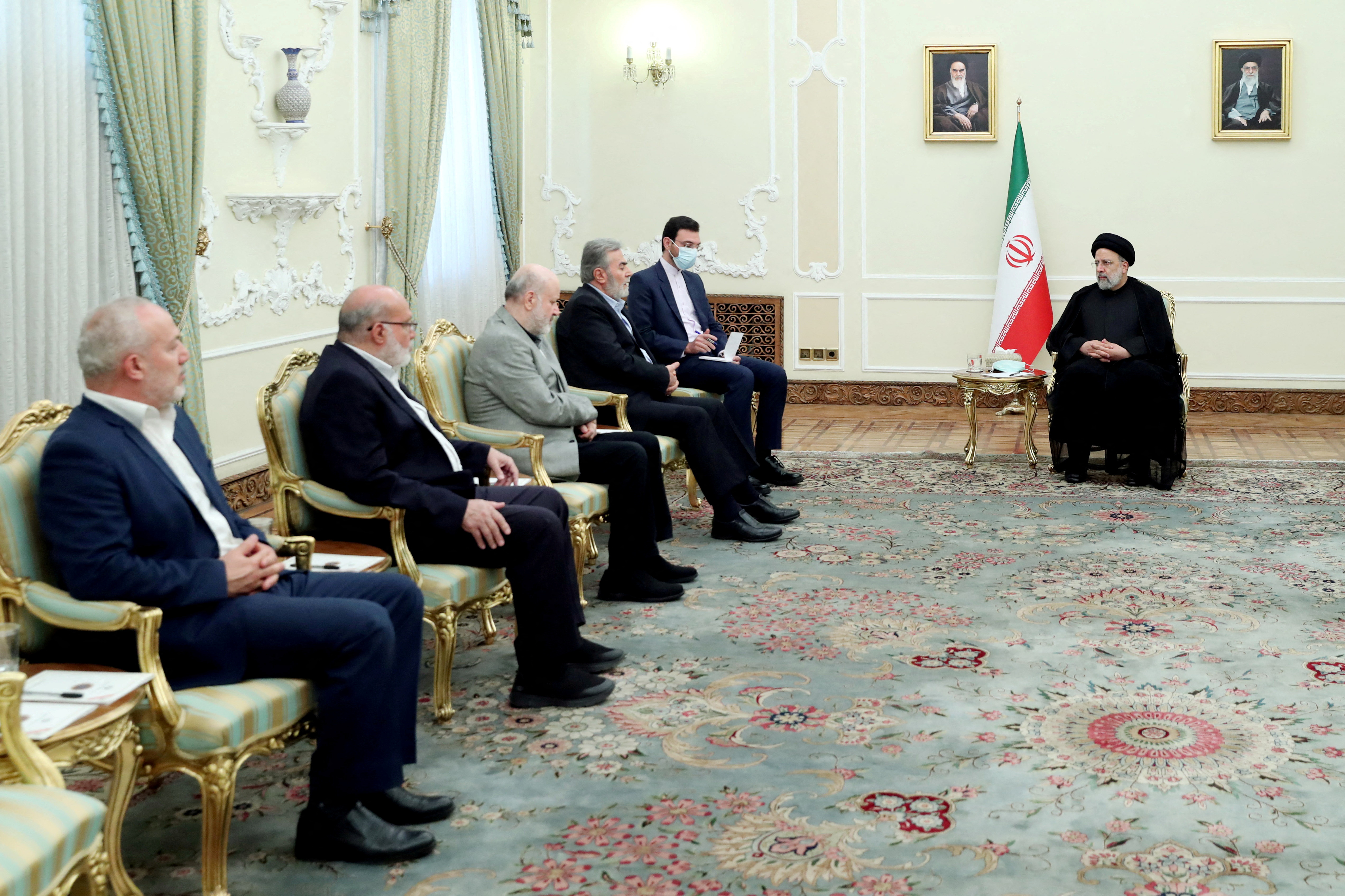 El presidente iraní Ebrahim Raisi se reúne con el secretario general del grupo terrorista Yihad Islámica Palestina, Ziyad Nakhaleh, en Teherán, Irán, el 4 de agosto de 2022.  (Reuters)