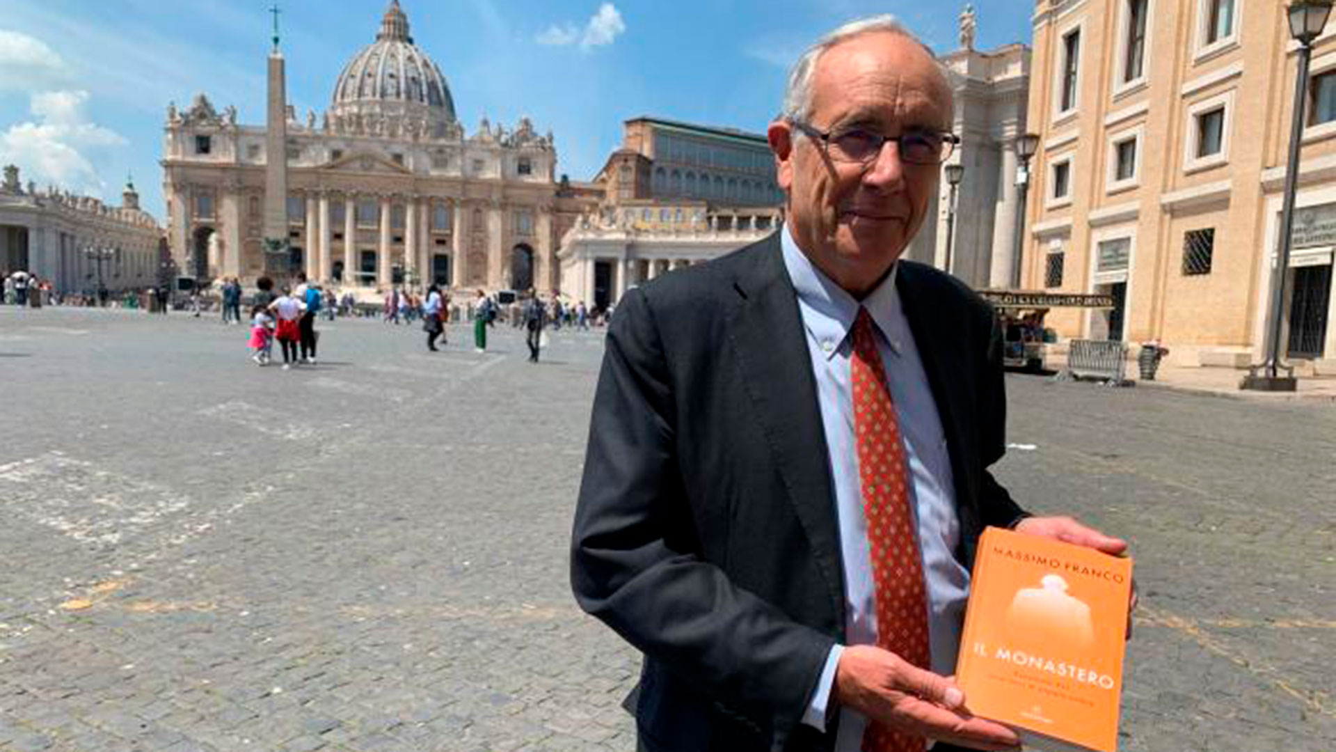 El periodista italiano Massimo Franco en su nuevo libro “El Monasterio”. (EFE)