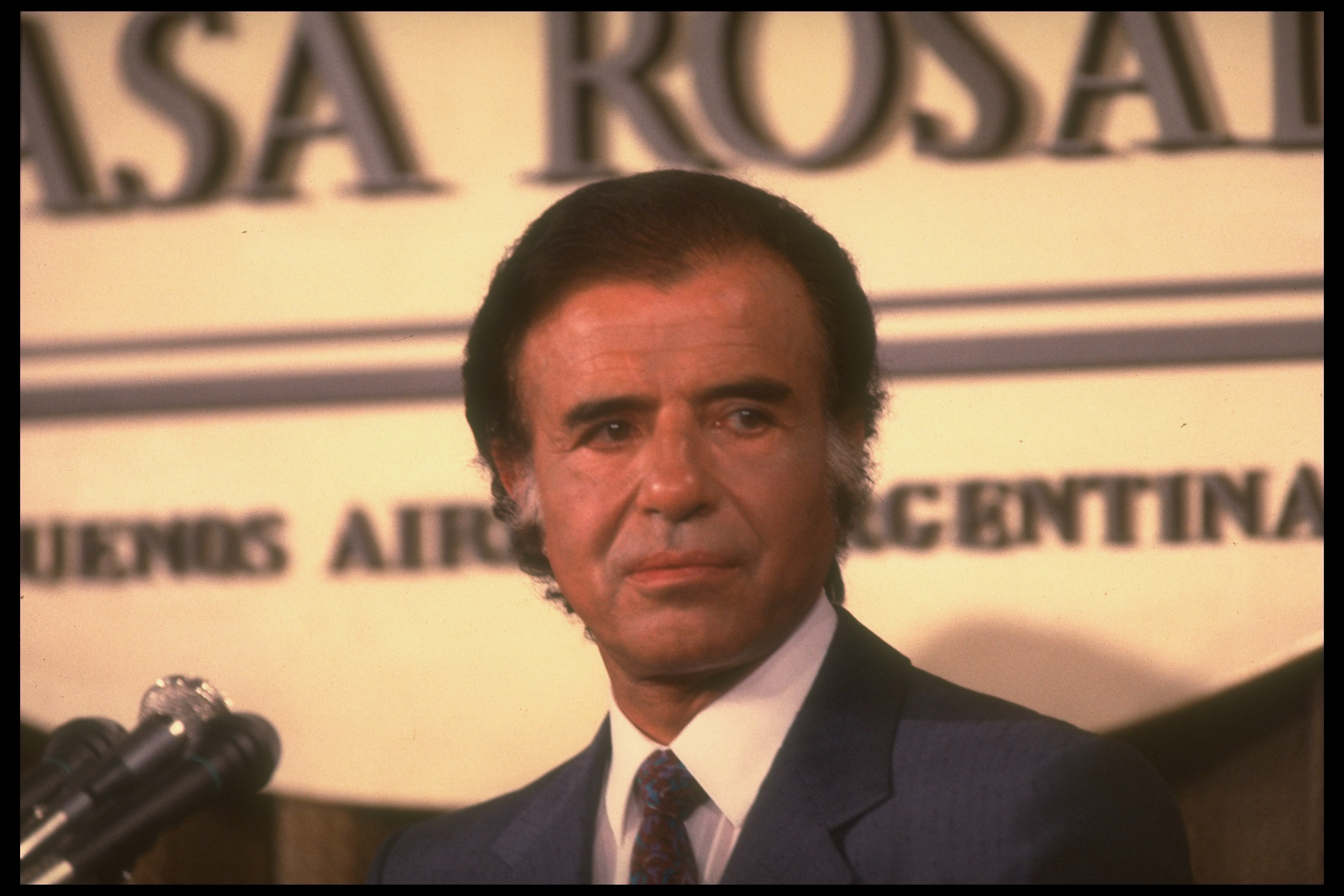 Carlos Menem, presidente surgido de la comunidad siriolibanesa, terecera en número en la Argentina "blanca" (Photo by Dirck Halstead/Getty Images)