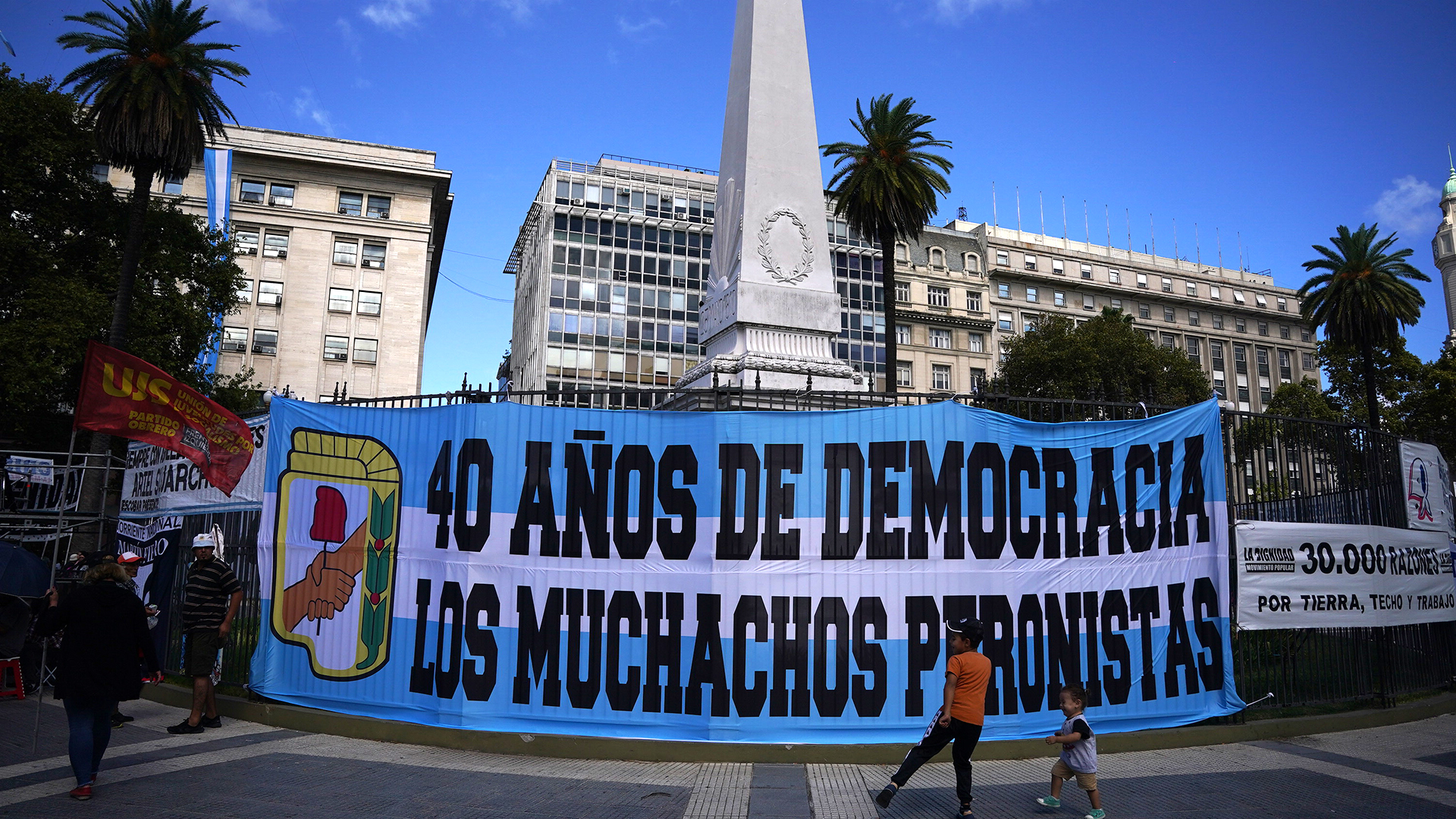 El Partido Justicialista rememoró con banderas los 40 años de democracia.