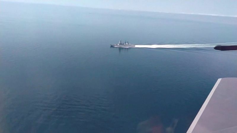 Una imagen fija tomada de un video publicado por el Ministerio de Defensa de Rusia supuestamente muestra el destructor Tipo 45 de la Marina Real Británica HMS Defender filmado desde un avión militar ruso en el Mar Negro, el 23 de junio de 2021. Ministerio de Defensa de la Federación Rusa/Handout via REUTERS