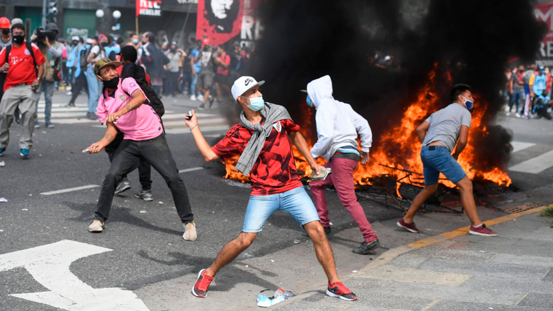 Grupos violentos rompieron con el clíma pacífico de la manifestación