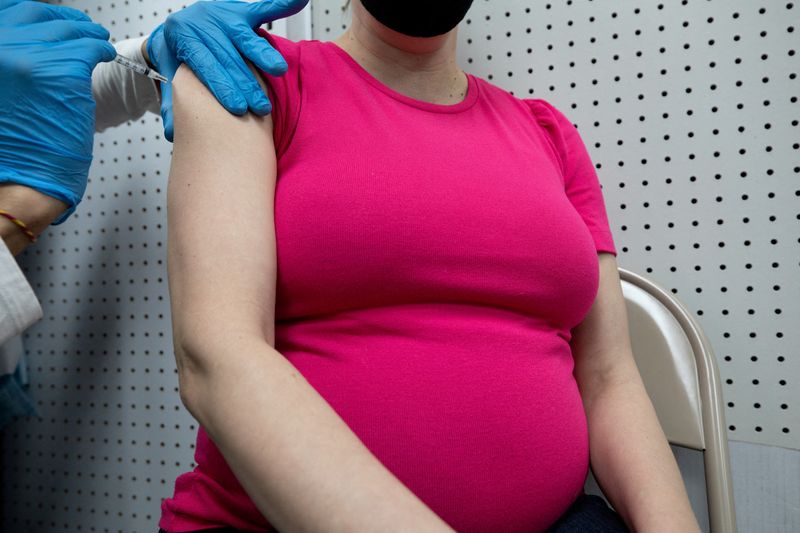 Depuis le début de la vaccination contre le COVID-19, les femmes enceintes faisaient partie des groupes à risque (Reuters)