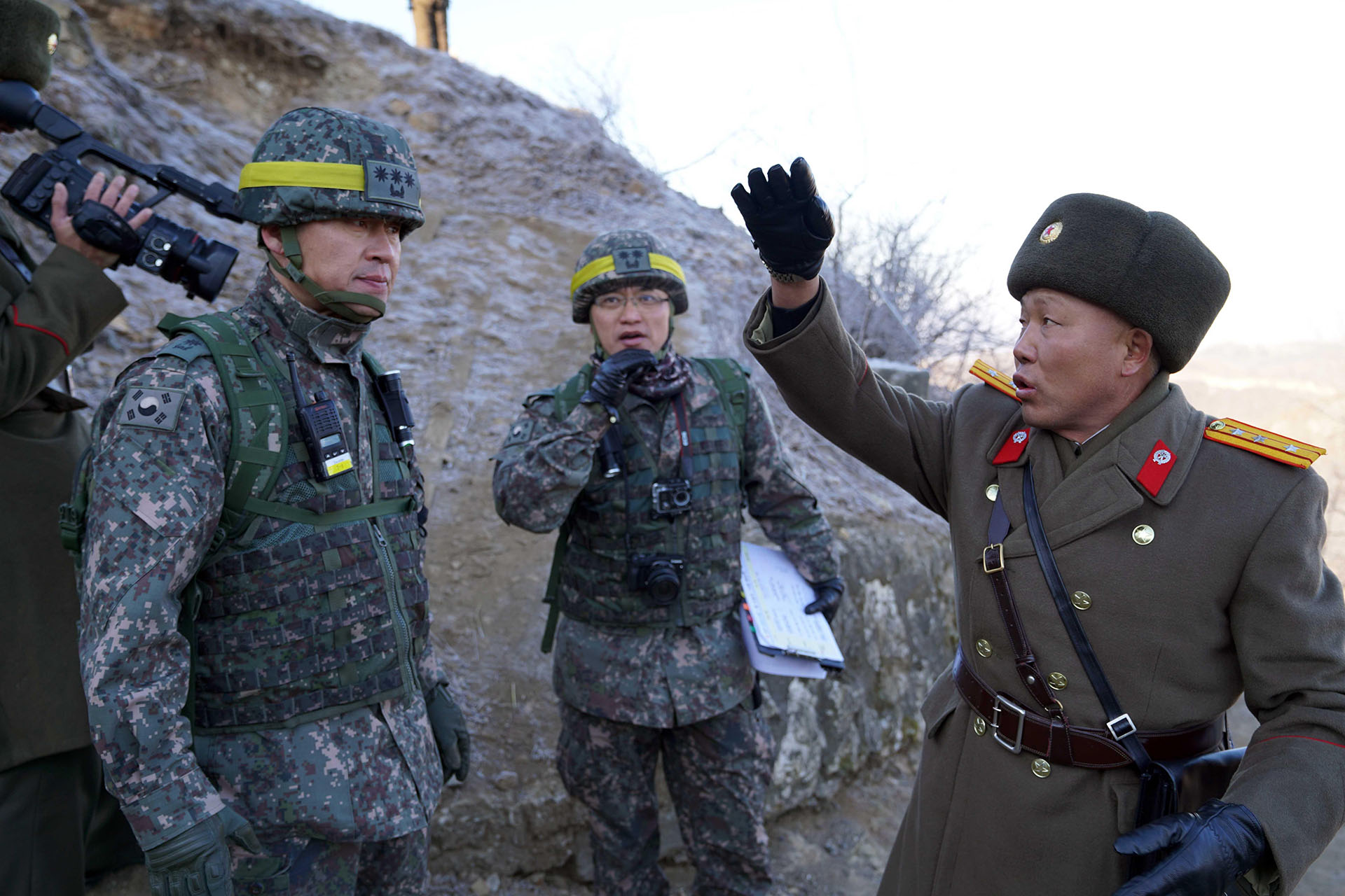 Soldado norcoreano (R) hablando con soldados surcoreanos durante una inspección del puesto fronterizo norcoreano desmantelado dentro de la zona desmilitarizada (DMZ) que divide a las dos Coreas en Cheorwon. (AFP)